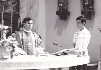 1990 - Petr  Esterka při mši svaté v Dolních Bojanovicích, vpravo Jiří Kaňa, pozdější kněz (přesný rok není určen, ale zřejmě by před rokem 1989 nemohl veřejně sloužit mši svatou v kostele).
