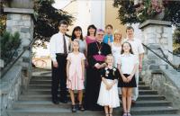 1999 - Petr Esterka a jeho synovci po biskupském svěcení u kostela sv. Václava v obci Dolní BOjanovice