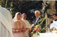 1999 - slavnost po biskupském svěcení, Petr Esterka mezi sestrou Anežkou a švagrem