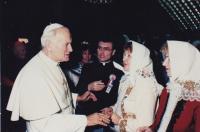 1989 - audience u papeže Jana Pavla II, vzadu Petr Esterka, ruku papeži podává Anežka Hromková