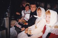 1989 - sourozenci Petr Esterka a Anežka Hromková mezi svými přáteli, svatořečení Anežky České v Římě
