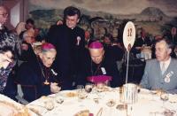 1989 - Řím, Petr Esterka (stojí), vlevo arcibiskup František Vaňák, vpravo biskup Jaroslav Škarvada