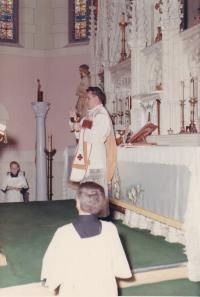 1967 - Petr Esterka při mši svaté v koleji sv. Kateřiny v Minnessotě