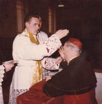 1963 - Petr Esterka a kardinál Luigi Traglia, který přijíma novokněžské požehnání