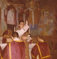 1963 - Petr Esterka při své první mši svaté. Na mnoha místech se uvádí, že měl tuto mši v lateránské bazilice, ale tyto krásné malby jsou v kapli Nepomucena v Římě