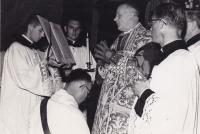 1959 - Petr Esterka (vzadu) jako ministrant při mši svaté v kojeli Nepomucenum