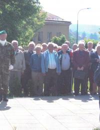 2006 (cca), ze setkání svazu PTP ve Městě Libavá, pokládání věnců u pomníku PTP. Vojtěch Sasín stojí uprostřed.