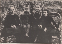 Děti Sergejeviče Vladimiroviče Marakujeva, vpravo Sofie (maminka Anastázie Kopřivové)