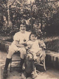 Anastázie Kopřivová se svou starší sestrou
