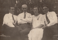 Anastáziina maminka Sofie s otcem (vpravo)  a dědečkem (uprostřed) 1925