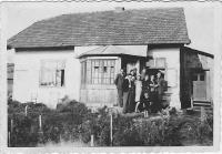 Kristina před domem uprostřed rodiny, přátel a sousedů, Wola Michowa, 1945