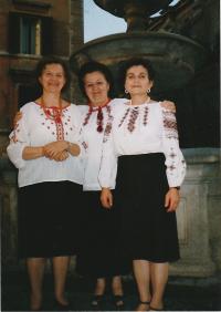 Kristina, uprostřed, na kongresu  Světové federace sdružení ukrajinských žen, Řím, 2003