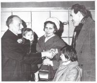 Tatínek vítá v Clevelandu české uprchlíky 1968