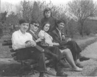 János Kokes s asijskými kolegy na studiích v Bukurešti, 1975