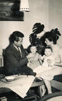 S rodinou - maželka Pavla, starší dcera Pavla a mladší Dana