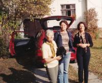 Na chalupě v Chotovinách u Tábora s manželkou, dcerami a pudlem, 2003