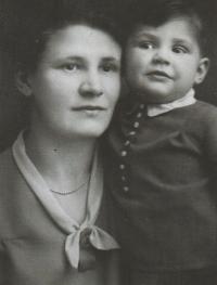 With her mum, 1930