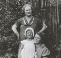 S maminkou a babičkou Kuličkou, asi 1935