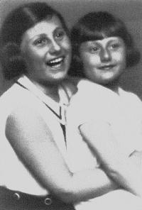 Eva Ehrlichová (right) with her older sister Růžena. Photo taken before WWII