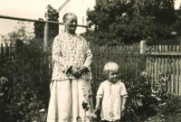 Erika Herudková s tetou Aloisií Dudovou / Bolatice 1941
