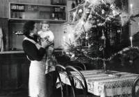 Erika Herudková s mámou v rodinné hospodě / Bolatice / Vánoce 1939