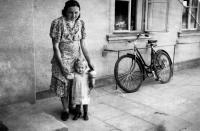 Erika Herudková with her mother in front of the family inn / Bolatice 1941