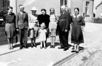 rodina Dudova před svou hospodou / Bolatice 1943