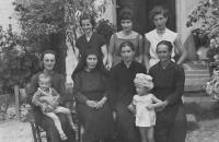Na návštěv u rodiny v Albánii, uprostřed nahoře Angelina, před ní maminka Tina, vedle Tiny vlevo babička Sofia, Bilischt - Albánie, 1962