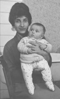 Angelina s dcerou Zuzanou, Březová, 1960