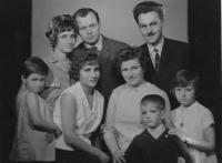 Tři sestry Lafazani s rodinami (zleva nahoře: Angelina s manželem Michalem, Risto Prešlenkov - manžel Leonidy, zleva dole: Zuzana Čmolová, Theodora Lafazani, Leonida s dětmi Ile a Dinka) Praha, 1965
