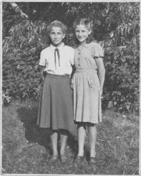 Sestry Lafazani, vlevo Theodora, vpravo Angelina, 1952
