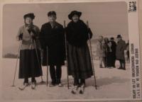 Oslavy 100 let organizovaného lyžování (zleva: dcera Jana, manžel Josef, Krista)