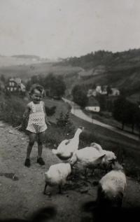 Anita occupied by her child duties in Zelená Hora (end of Kraslice) in 1940 or 1941