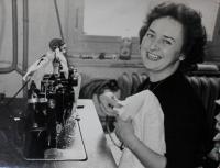 Anita při svém zaměstnání v Triole (její pracovní místo, na kterém sedávala až do důchodu), Kraslice, konec 60. let