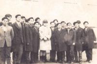 Te Do Hoang, třetí zleva se svou třídou V1, Holešov, 1969