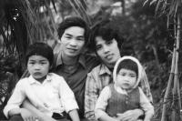Te Do Hoang s manželkou a dětmi před druhým odjezdem do Československa, 1988