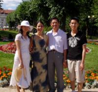 Te Do Hoang s manželkou a dětmi, 2004