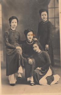 biologická matka Nhung (dole) se sestrami