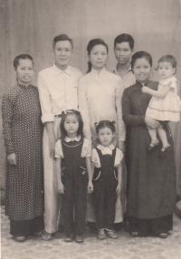 Nhung s rodinou, matka1, otec, Nhung, matka2 s dcerou Nhung, dole dvě sestry Nhung