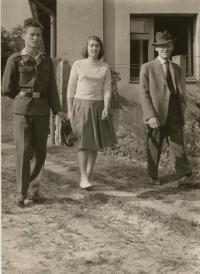 Prokop Šmirous s otcem a sestrou Ivanou v červenci 1960 krátce po otcově propuštění z vězení