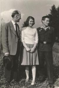 Prokop Šmirous s otcem a sestrou Ivanou v červenci 1960 krátce po otcově propuštění z vězení