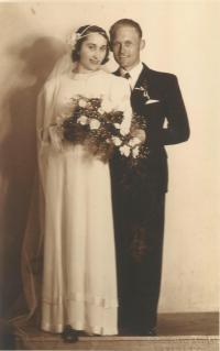 Svatební fotografie rodičů Prokopa a Klementýny Šmirousových z roku 1936