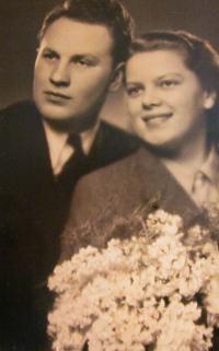 Svatební foto rodičů (1942)