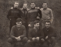 S kamarády (Petr Šída v horní řadě druhý zprava, bratr Josef dole uprostřed)