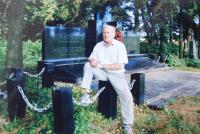 Viktor Hnízdil u pomníku tragédie v Malíně na Volyni