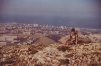 Emílie Koudelová v Libyi, v pozadí město Derna, polovina 70. let