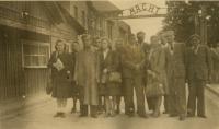 Wizyta w obozie koncentracyjnym Auschwitz-Birkenau, ok. 1945-1946 roku