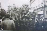 Američtí vojáci osvobozují Nýřany, květen 1945