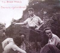 Petr, člen židovského skautského hnutí Tchelet Lavan (Modrobílí), na výpravě s brněnskou skupinou. Na fotografii první zprava vedoucí skupiny Jakov Wurtzel. Školní rok 1936-1937.