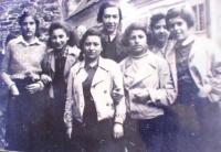 Brněnská dívčí kvuca Tchelet Lavan, uprostřed madricha (vedoucí) Liese Tauss, asi 1938